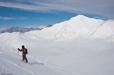 Sur la crète Bonaparre, après un stop dans le brouillard sous le sommet du Piolit, gros coup de vent et retour du soleil