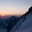 Le soleil pointe son nez alors que deux alpinistes sortent du couloir de Barre Noire