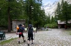 Départ du Pré de Madame Carle : à ski pour un et à pieds pour les autres