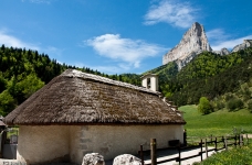 Chapelle de Trézanne au pied du Mont Aiguille. Ce village possède aussi une belle petite falaise...