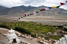 En montant à Karsha Gompa au-dessus de la vallée de Padum