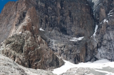 Sur la moraine, en cherchant bien on voit le Ref. du Promontoire