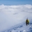 Diego descend prudemment quelques mètres à pied. Ca arrive pas tous les jours d'avoir les skis au sommet alors je chausse à la croix quand même.