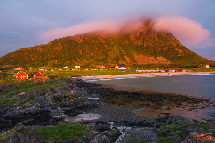 Soleil de minuit à Hov sur l'ile de Gimsøya